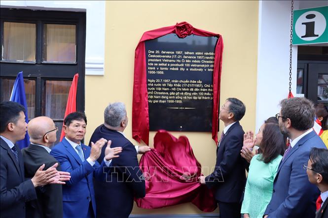 Đại sứ Dương Hoài Nam (bên trái) và ông Michael Canov Thị trưởng T.P Chrastava tiến hành nghi thức khai trương Nhà bia lưu niệm, nơi lưu dấu Chủ tịch Hồ Chí Minh tại thành phố Chrastava, CH Séc. Ảnh Việt Dũng - PV TTXVN tại CH Séc