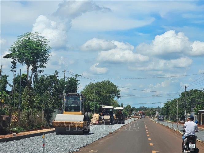 Thi công lu nền Tỉnh lộ 328 để chuẩn bị thảm nhựa. Ảnh: Hoàng Nhị - TTXVN