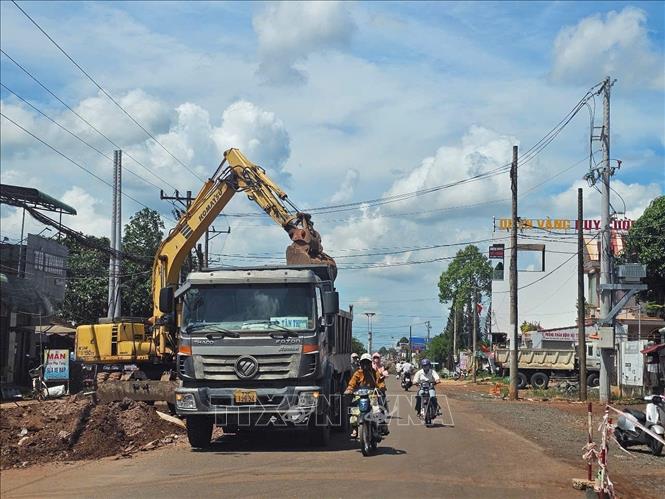 Tỉnh lộ 328 đi qua địa bàn huyện Xuyên Mộc, tỉnh Bà Rịa-Vũng Tàu thi công trở lại sau khi được bố trí thêm 150 tỷ đồng. Ảnh: Hoàng Nhị - TTXVN
