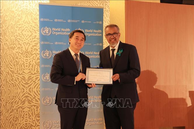 Tổng giám đốc Tổ chức Y tế thế giới (WHO) Tedros Adhanom Ghebreyesus trao Giấy chứng nhận cho Việt Nam về loại trừ bệnh đau mắt hột. Ảnh: Anh Hiển - PV TTXVN tại Thụy Sĩ