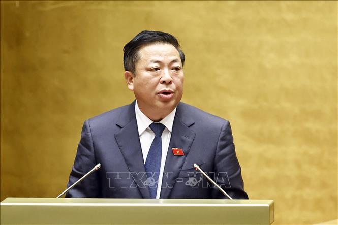 Bộ trưởng Bộ Xây dựng Trần Hồng Minh, thừa uỷ quyền của Thủ tướng Chính phủ trình bày Tờ trình dự thảo Nghị quyết của Quốc hội về thí điểm về một số cơ chế, chính sách đặc thù phát triển nhà ở xã hội. Ảnh: Doãn Tấn - TTXVN