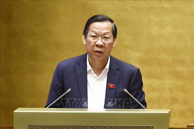 Chủ nhiệm Ủy ban Kinh tế và Tài chính của Quốc hội Phan Văn Mãi trình bày Báo cáo thẩm tra dự án Luật sửa đổi, bổ sung một số điều của Luật Các tổ chức tín dụng . Ảnh: Doãn Tấn - TTXVN 