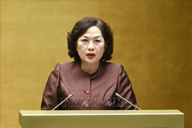 Thống đốc Ngân hàng nhà nước Việt Nam Nguyễn Thị Hồng, thừa uỷ quyền của Thủ tướng Chính phủ trình bày Tờ trình dự án Luật sửa đổi, bổ sung một số điều của Luật Các tổ chức tín dụng. Ảnh: Doãn Tấn - TTXVN 
