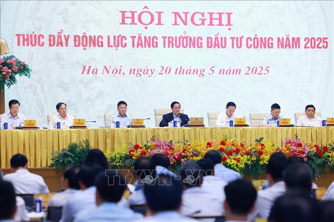 Thủ tướng Phạm Minh Chính và các Phó Thủ tướng chủ trì Hội nghị thúc đẩy động lực tăng trưởng đầu tư công năm 2025. Ảnh: Dương Giang-TTXVN