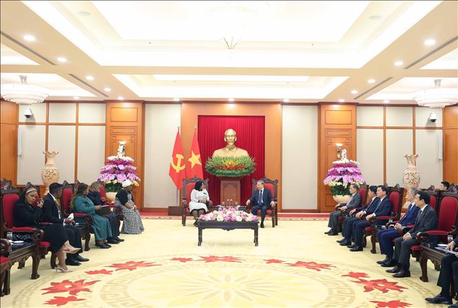 Tổng Bí thư Tô Lâm tiếp bà Nomvula Mokonyane, Phó Tổng thư ký thứ nhất Đảng Đại hội Dân tộc Phi (ANC) của Nam Phi. Ảnh: Thống Nhất – TTXVN