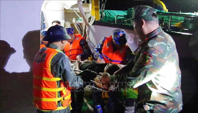 Chuyển bệnh nhân Nguyễn Đình Diệm về Trung tâm y tế thị trấn Trường Sa để tiếp tục cấp cứu, điểu trị. Ảnh: TTXVN phát