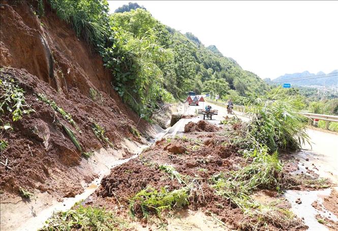 Do mưa lớn gây sạt lở đất gây mất an toàn giao thông trên Quốc lộ 4D đoạn giáp ranh giữ thành phố Lai Châu với huyện Phong Thổ. Ảnh: Quý Trung - TTXVN
