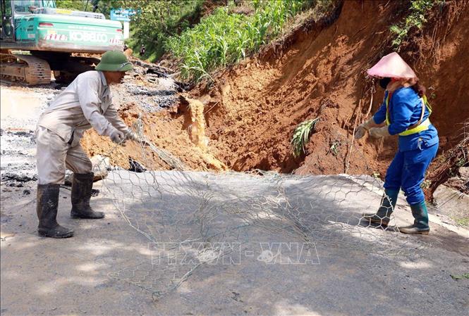 Đơn vị thi công khẩn trương khắc phục hố sụt lún do mưa lớn gây ra dự kiến trong ngày hôm nay sẽ thông đường. Ảnh: Quý Trung - TTXVN