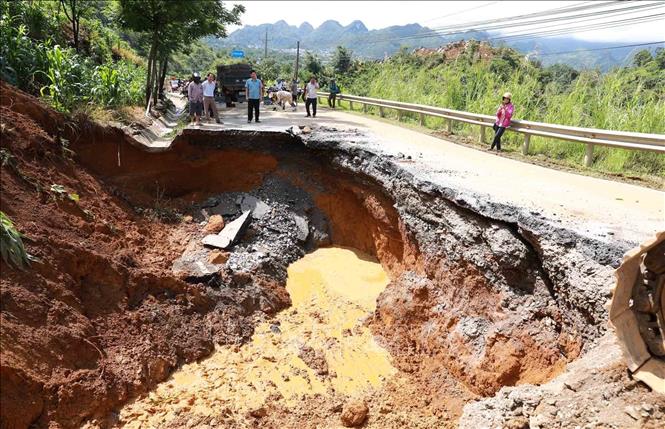 Đơn vị Cầu đường số 3 đang khắc phục sụt lún trên Quốc lộ 4D Km 25+300 thuộc địa bàn xã Lản Nhì Thàng, huyện Phong Thổ. Ảnh: Quý Trung - TTXVN