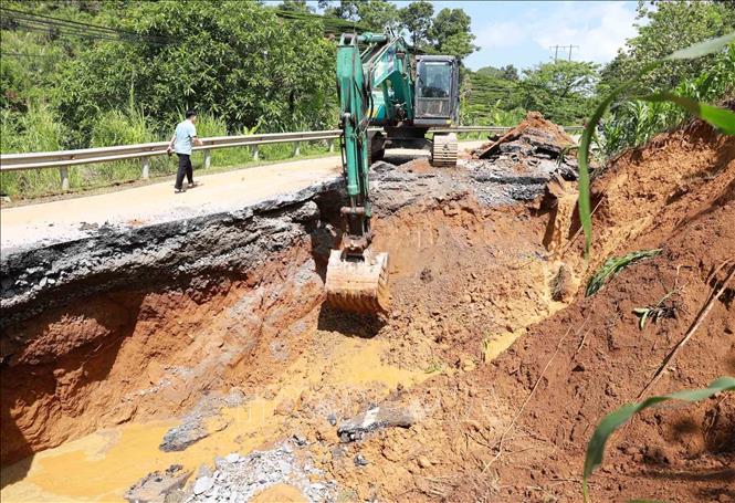 Khu vực sụt lún hố cát tơ trên Quốc lộ 4D Km 25+300 thuộc địa bàn xã Lản Nhì Thàng ,huyện Phong Thổ. Ảnh: Quý Trung – TTXVN