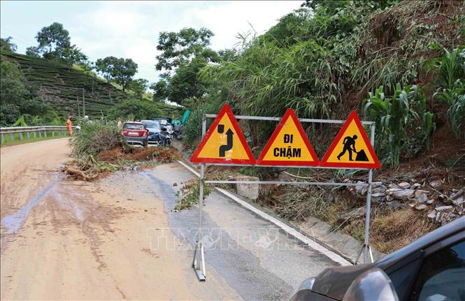 Biển cảnh báo khu vực sạt lở ta luy dương trên Quốc lộ 4D đoạn giáp danh giữ thành phố Lai Châu với huyện Phong Thổ. Ảnh: Quý Trung - TTXVN
