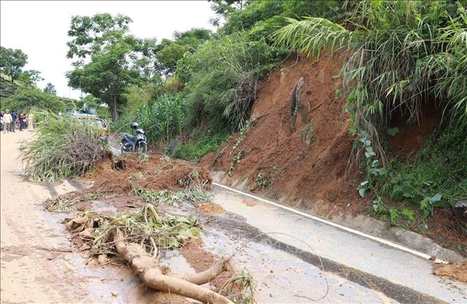 Biển cảnh báo khu vực sạt lở ta luy dương trên Quốc lộ 4D đoạn giáp ranh giữ thành phố Lai Châu với huyện Phong Thổ. Ảnh: Quý Trung - TTXVN