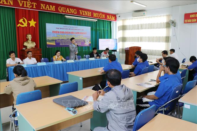 Phiên giao dịch việc làm do Trung tâm Dịch vụ việc làm và Điều dưỡng người có công tỉnh Ninh Thuận tổ chức. Ảnh: Nguyễn Thành – TTXVN