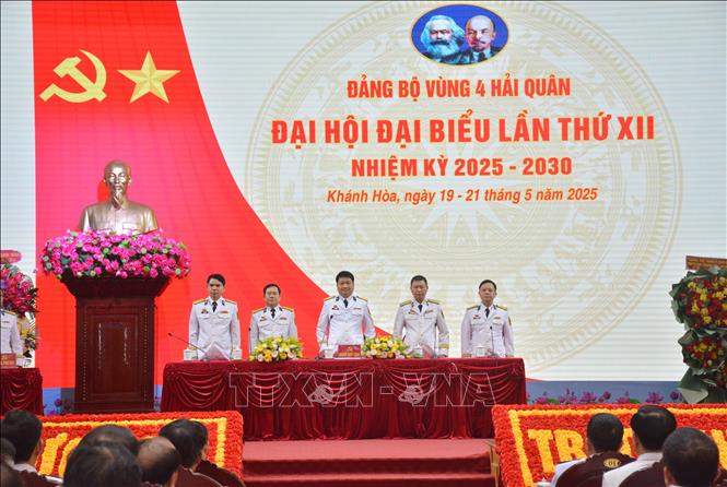 Đoàn chủ tịch điều hành Đại hội. Ảnh: Phan Sáu - TTXVN