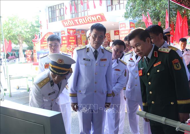 Các đại biểu tham quan mô hình tàu, hệ thống trinh sát do Vùng 4 sáng chế. Ảnh: Phan Sáu - TTXVN