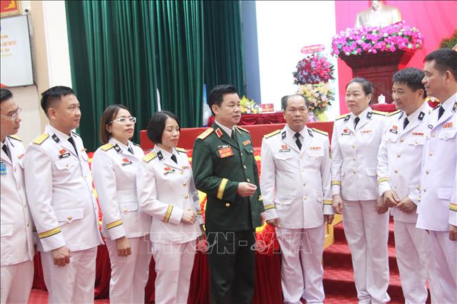 Trung tướng Đỗ Xuân Tụng, Phó chủ nhiệm Tổng cục Chính trị QĐND Việt Nam, trao đổi bên lề với các đại biểu tham dự Đại hội. Ảnh: Phan Sáu - TTXVN