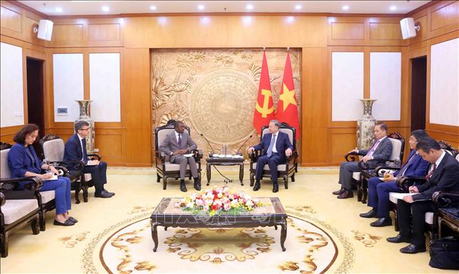 Tổng Bí thư Tô Lâm tiếp ông Lazare Eloundou Assomo, Giám đốc Trung tâm Di sản Thế giới của Tổ chức Giáo dục, Khoa học và Văn hóa của Liên hợp quốc (UNESCO). Ảnh: Phạm Kiên - TTXVN