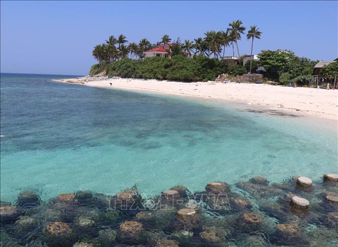 Bãi biển với làn nước trong xanh trên Đảo bé Lý Sơn. Ảnh: Phạm Cường-TTXVN