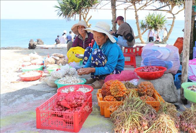 Đặc sản địa phương được bày bán cho du khách trên bãi biển đảo Bé. Ảnh: Phạm Cường-TTXVN