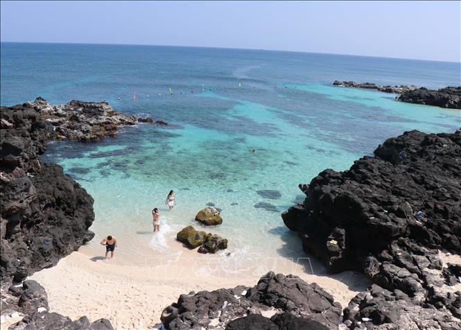 Bãi tắm trong xanh như ngọc trên đảo bé Lý Sơn. Ảnh: Phạm Cường-TTXVN