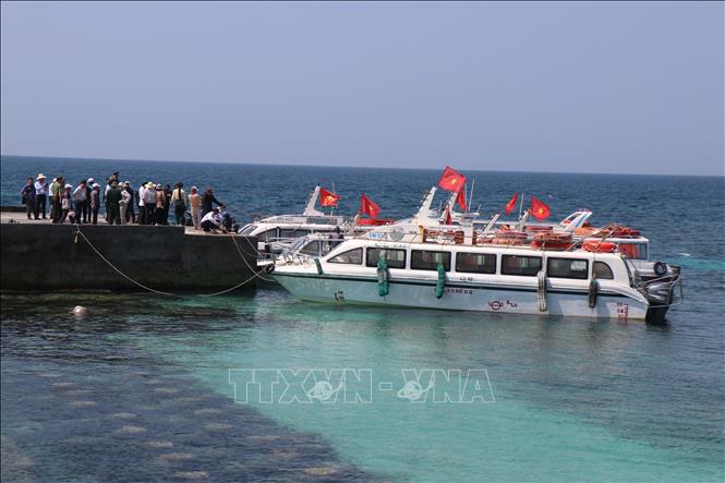 Đưa du khách từ đảo Lớn đến tham quan đảo Bé bằng tàu cao tốc trong 15 phút. Ảnh: Phạm Cường-TTXVN