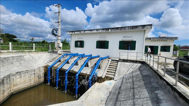 Trạm bơm, tưới nước tiết kiệm xã Mỹ Tài đã hoạt động trở lại. Ảnh: Sỹ Thắng-TTXVN