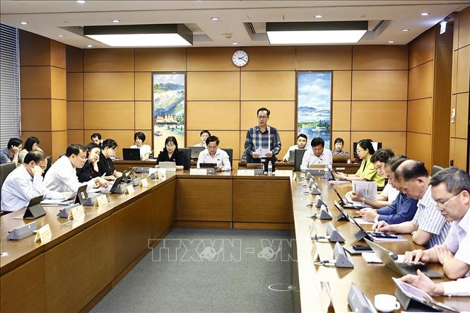 Đoàn đại biểu Quốc hội các tỉnh Vĩnh Long, Sơn La, Long An và Bắc Kạn thảo luận ở tổ. Ảnh: Doãn Tấn - TTXVN