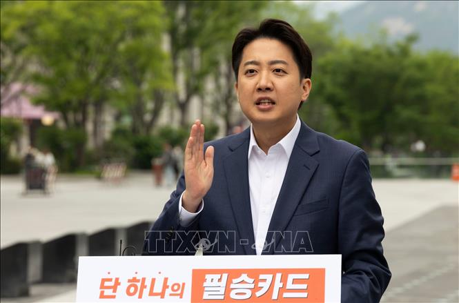 Ứng cử viên tổng thống của đảng Cải cách Mới (NRP) Lee Jun Seok phát biểu trong cuộc vận động tranh cử ở Seoul ngày 19/5/2025. Ảnh: THX/TTXVN