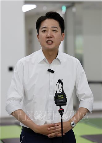 Ứng cử viên tổng thống của đảng Cải cách Mới (NRP) Lee Jun Seok phát biểu với báo giới tại thành phố Gwangju ngày 20/5/2025. Ảnh: Yonhap/TTXVN