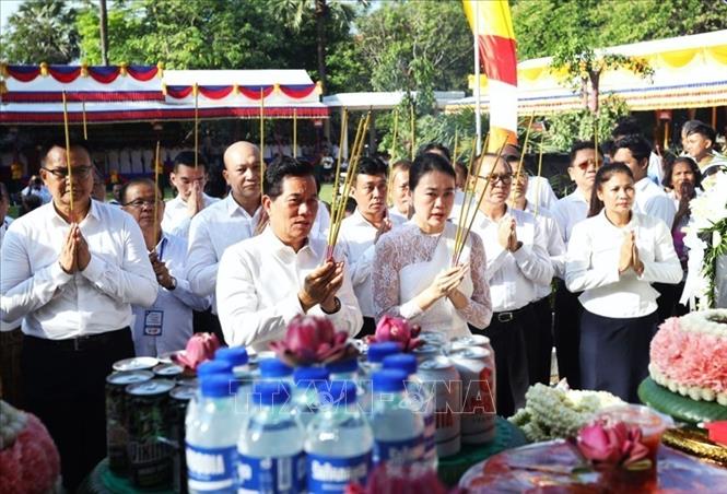 Đô trưởng Phnom Penh Khuong Sreng (bên trái, hàng đầu) cùng các đại biểu thực hiện nghi thức dâng hương tưởng niệm các nạn nhân dưới chế độ Khmer Đỏ diệt chủng. Ảnh: AKP/TTXVN phát 