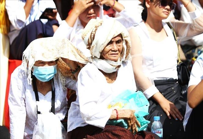 Người dân Campuchia tham dự “Ngày tưởng niệm quốc gia 20/5” tại Khu di tích Cánh đồng chết Choeung Ek ở ngoại ô thủ đô Phnom Penh. Ảnh: AKP/TTXVN phát