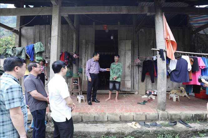 Chủ tịch UBND tỉnh Lạng Sơn Hồ Tiến Thiệu và đoàn công tác kiểm tra thực địa tại hộ gia đình chuẩn bị xây dựng nhà trên địa bàn xã Yên Sơn, huyện Hữu Lũng. Ảnh: Anh Tuấn – TTXVN 
