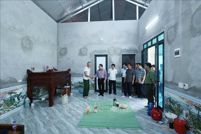 Chủ tịch UBND tỉnh Lạng Sơn Hồ Tiến Thiệu và đoàn công tác kiểm tra thực địa tại hộ gia đình đã xây dựng xong nhà mới trên địa bàn xã Yên Sơn, huyện Hữu Lũng. Ảnh: Anh Tuấn – TTXVN 