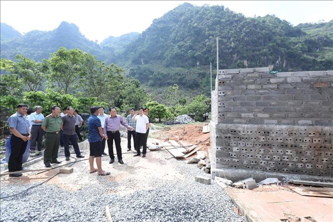 Chủ tịch UBND tỉnh Lạng Sơn Hồ Tiến Thiệu và đoàn công tác kiểm tra thực địa tại hộ gia đình đang xây dựng nhà trên địa bàn xã Yên Sơn, huyện Hữu Lũng. Ảnh: Anh Tuấn – TTXVN 