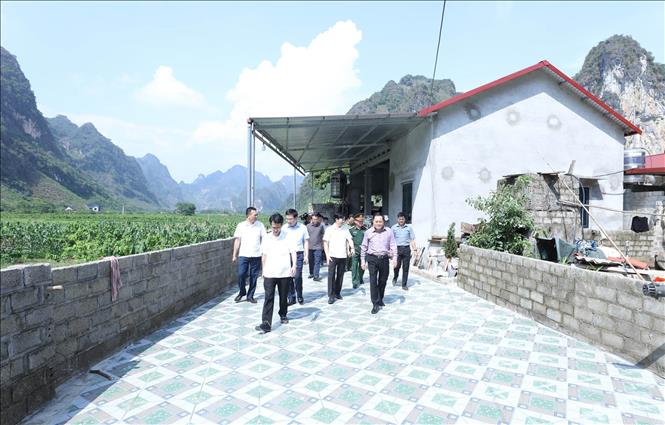 Chủ tịch UBND tỉnh Lạng Sơn Hồ Tiến Thiệu và đoàn công tác kiểm tra thực địa tại hộ gia đình đã xây dựng xong nhà mới trên địa bàn xã Yên Sơn, huyện Hữu Lũng. Ảnh: Anh Tuấn – TTXVN 