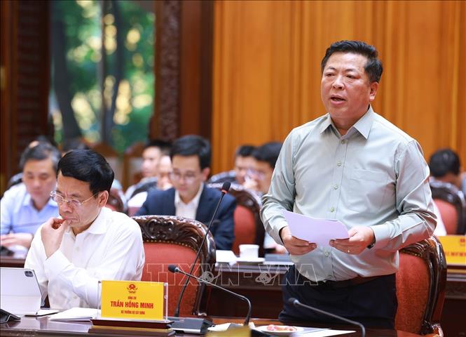 Bộ trưởng Bộ Xây dựng Trần Hồng Minh báo cáo tình hình triển khai tuyến đường sắt trọng điểm. Ảnh: Dương Giang-TTXVN