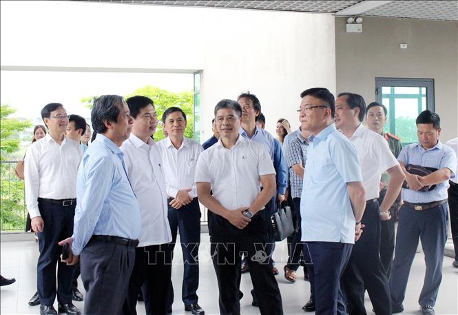 Phó Thủ tướng Lê Thành Long và Đoàn công tác khảo sát thực tế Khu Đại học Nam Cao. Ảnh: Nguyễn Chinh - TTXVN