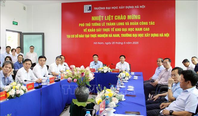 Phó Thủ tướng Lê Thành Long và Đoàn công tác làm việc với cơ sở đào tạo thực nghiệm của trường Đại học Xây dựng Hà Nội tại Khu Đại học Nam Cao. Ảnh: Nguyễn Chinh - TTXVN