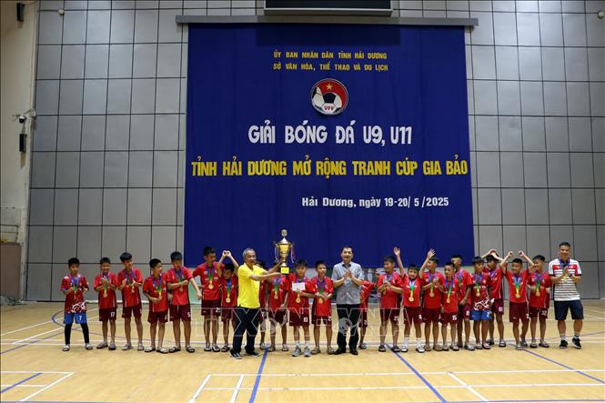 Trao cúp và huy chương Vàng cho đội tuyển U11 Hưng Yên. Ảnh: Mạnh Tú - TTXVN