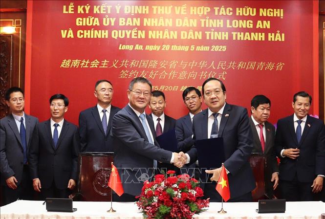 Vice Chairman of the Long An province People’s Committee Nguyen Minh Lam and Deputy Governor of Qinghai Liu Tao sign the Letter of Intent on establishing friendship ties between the two localities. VNA Photo: Thanh Bình