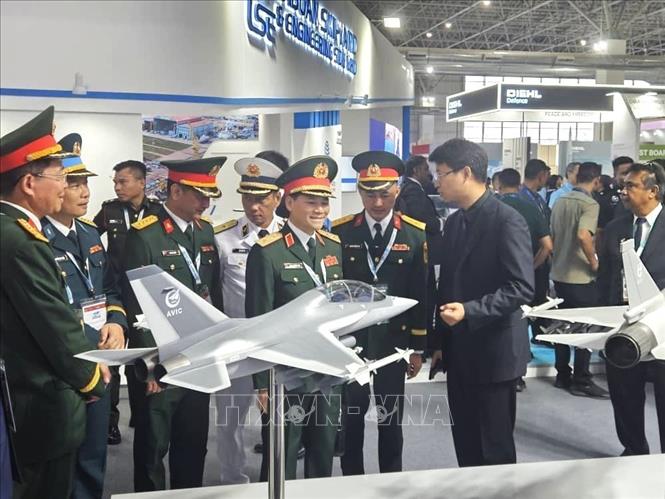 Đoàn Đại biểu Bộ Quốc phòng Việt Nam tham quan gian hàng củaTập đoàn Công nghiệp Hàng không Trung Quốc. Ảnh: TTXVN phát
