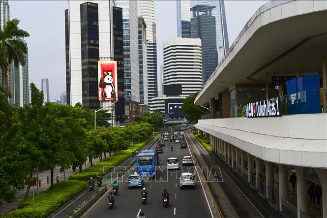 Các phương tiện di chuyển trên đường phố tại Jakarta, Indonesia. Ảnh: THX/TTXVN