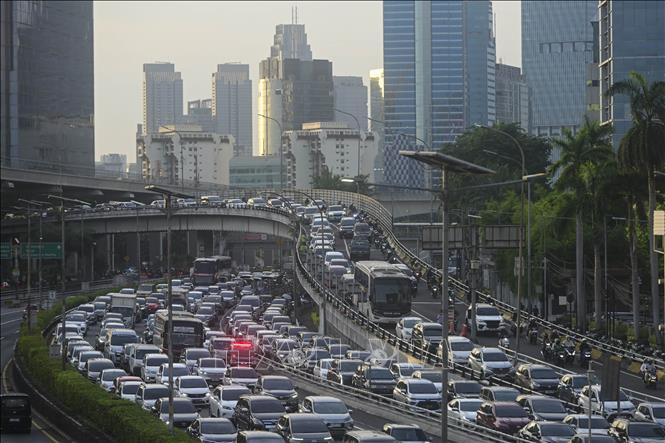 Các phương tiện di chuyển trên đường phố tại Jakarta, Indonesia. Ảnh: THX/TTXVN