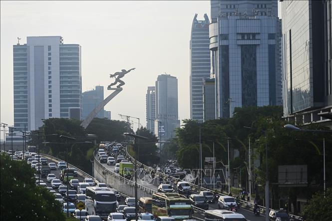 Các phương tiện di chuyển trên đường phố tại Jakarta, Indonesia. Ảnh: THX/TTXVN