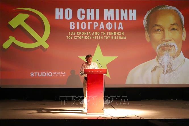 A Greek friend reads President Ho Chi Minh's poem. VNA Photo/Photo by courtesy