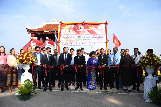 Các đại biểu cắt băng khánh thành công trình đầy ý nghĩa nhân dịp kỷ niệm 135 năm Ngày sinh Chủ tịch Hồ Chí Minh (19/5/1890 - 19/5/2025). Ảnh: Huy Tiến – P/v TTXVN tại Thái Lan