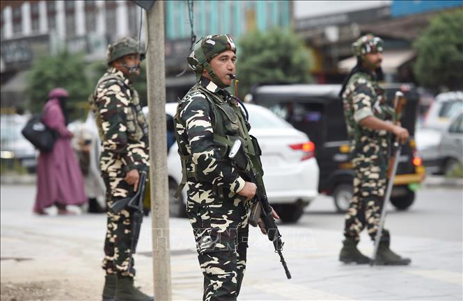 Binh sĩ Ấn Độ gác tại thành phố Srinagar, thủ phủ mùa hè của khu vực Kashmir do Ấn Độ kiểm soát, ngày 9/5/2025. Ảnh: THX/TTXVN