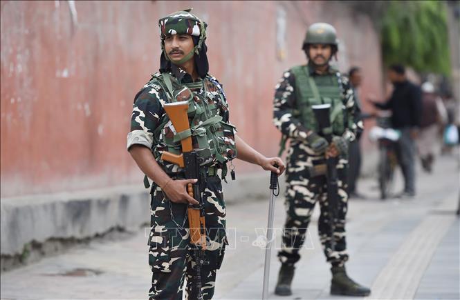 Binh sĩ Ấn Độ gác tại thành phố Srinagar, thủ phủ mùa hè của khu vực Kashmir do Ấn Độ kiểm soát, ngày 9/5/2025. Ảnh: THX/TTXVN