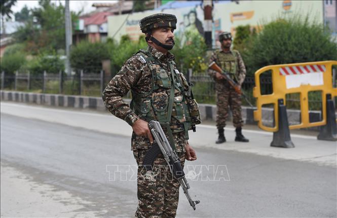 Binh sĩ Ấn Độ gác tại thành phố Srinagar, thủ phủ mùa hè của khu vực Kashmir do Ấn Độ kiểm soát, ngày 9/5/2025. Ảnh: THX/TTXVN