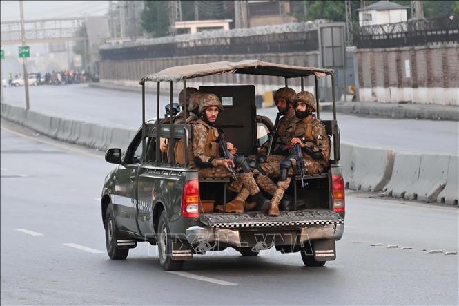 Nhân viên an ninh tuần tra trên tuyến đường dẫn đến căn cứ không quân Nur Khan ở Rawalpindi, Pakistan ngày 10/5/2025. Ảnh: THX/TTXVN